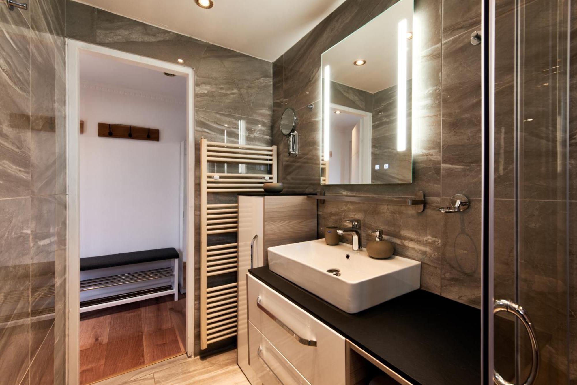 Apartment Luxurious 3bd In Prime Location Of