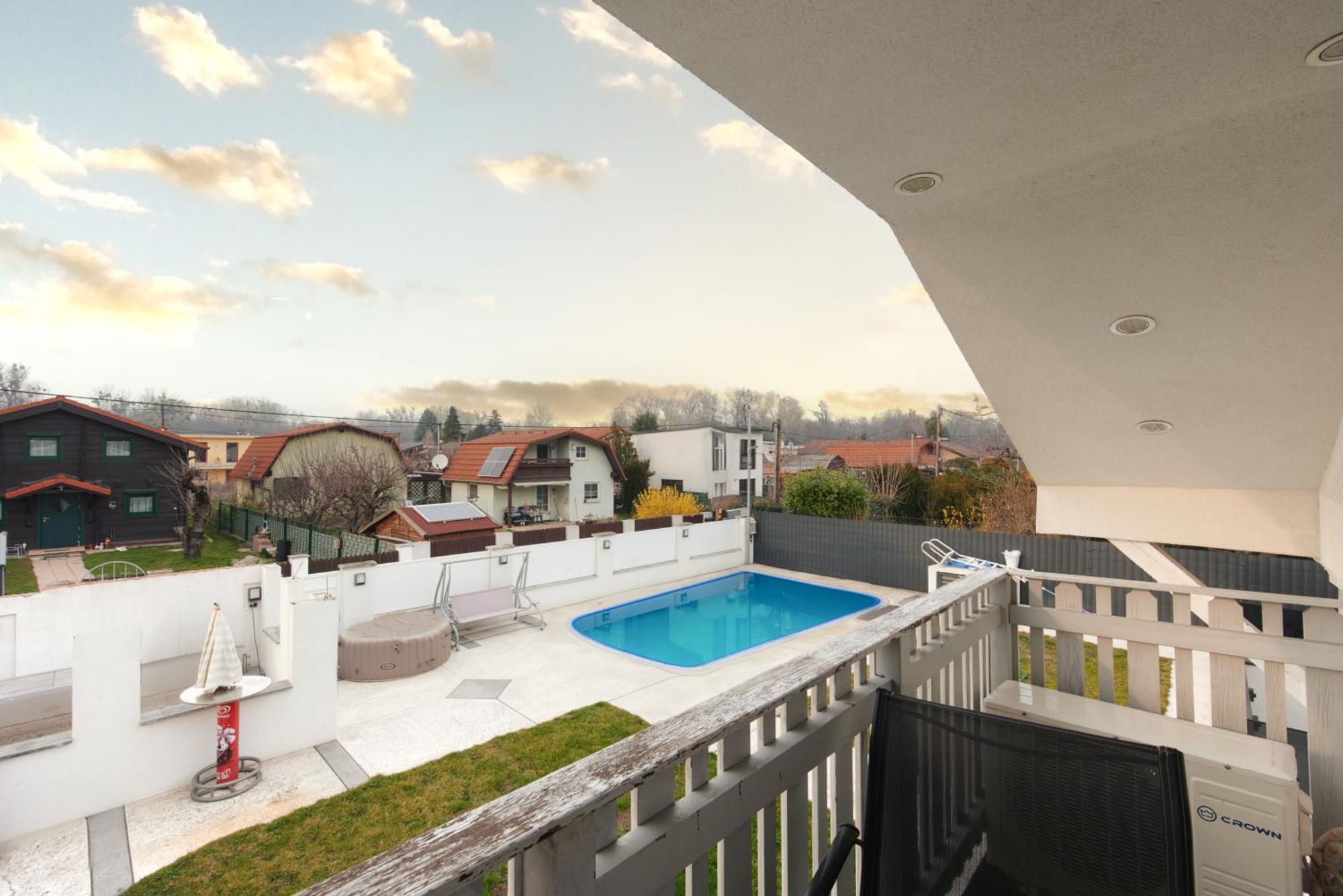 Apartment Luxurious 3bd In Prime Location Of *