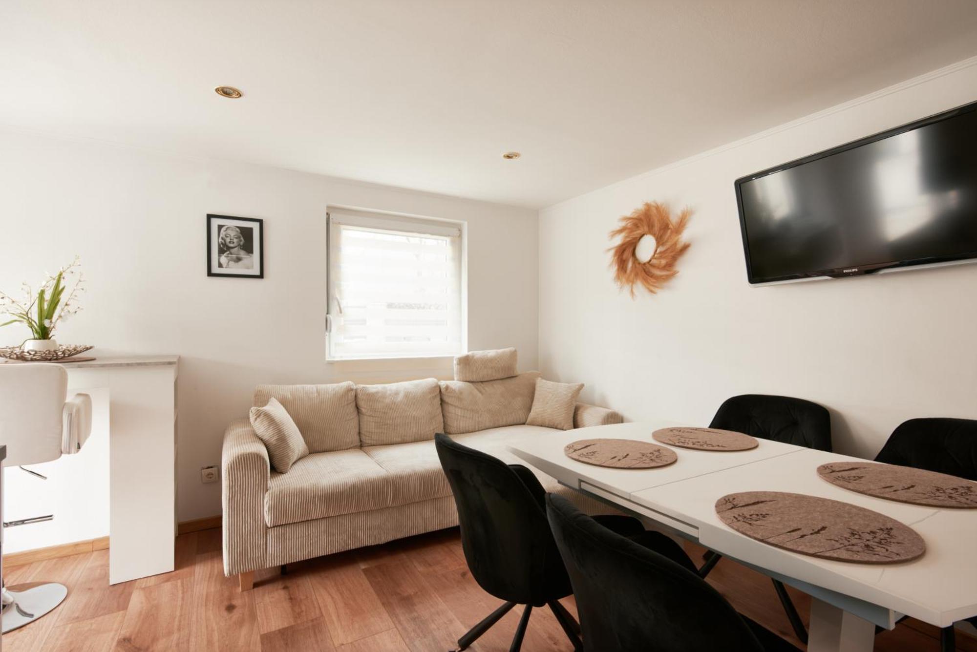 Luxurious 3bd In Prime Location Of Apartment *
